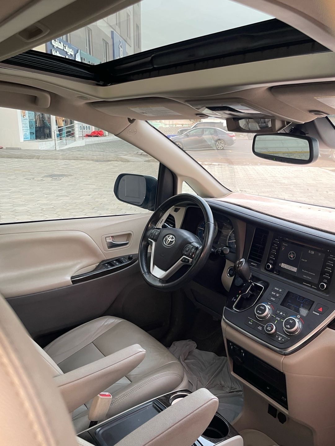 2019 Toyota Sienna XLE thumbnail 5
