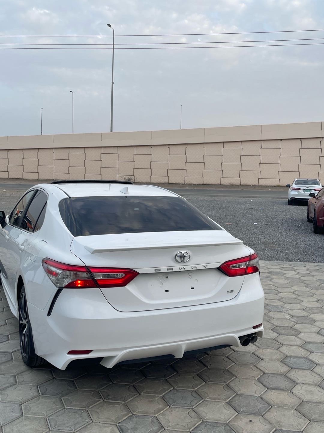 2019 Toyota Camry SE thumbnail 2