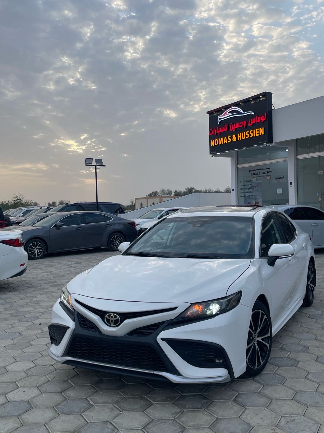 2019 Toyota Camry SE thumbnail 3