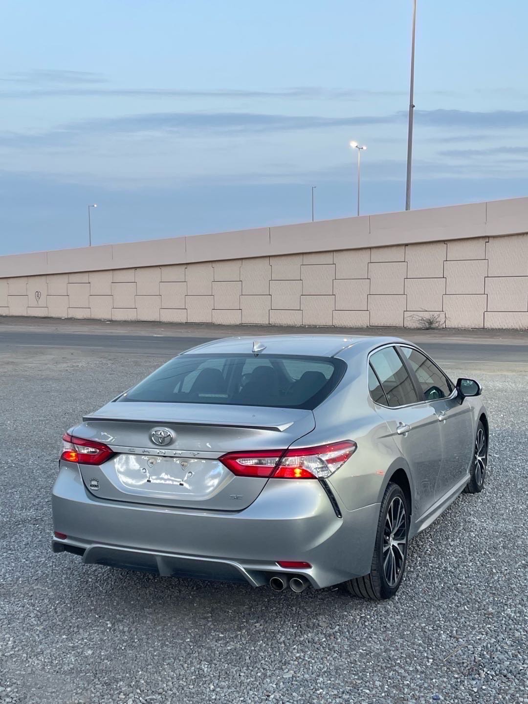 2019 Toyota Camry SE thumbnail 2