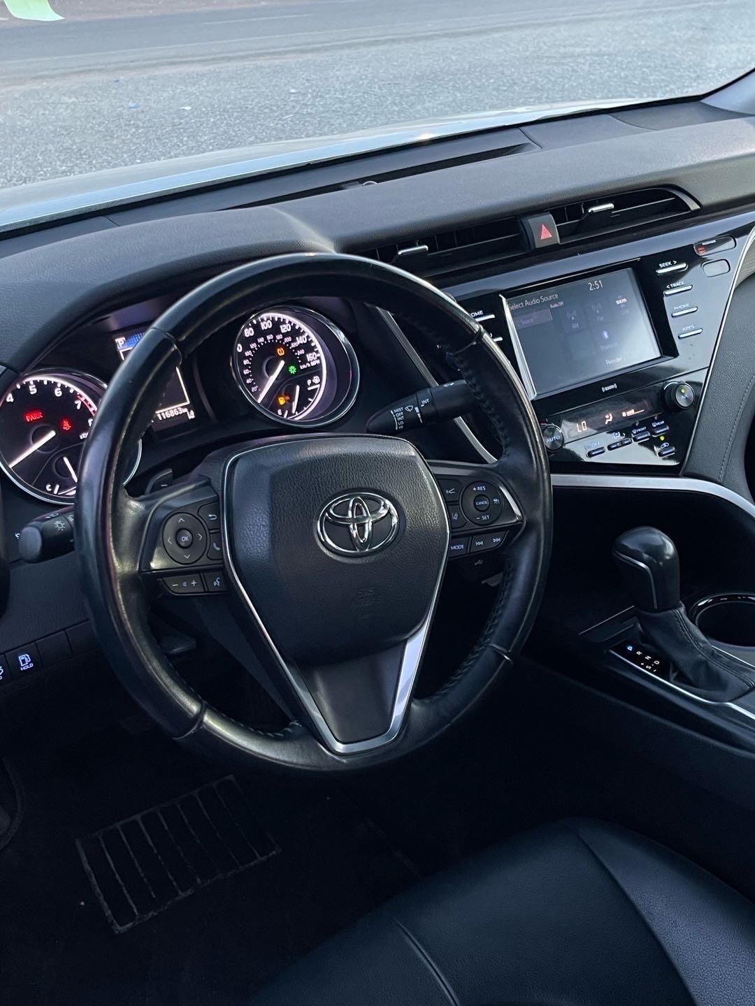 2019 Toyota Camry SE thumbnail 3