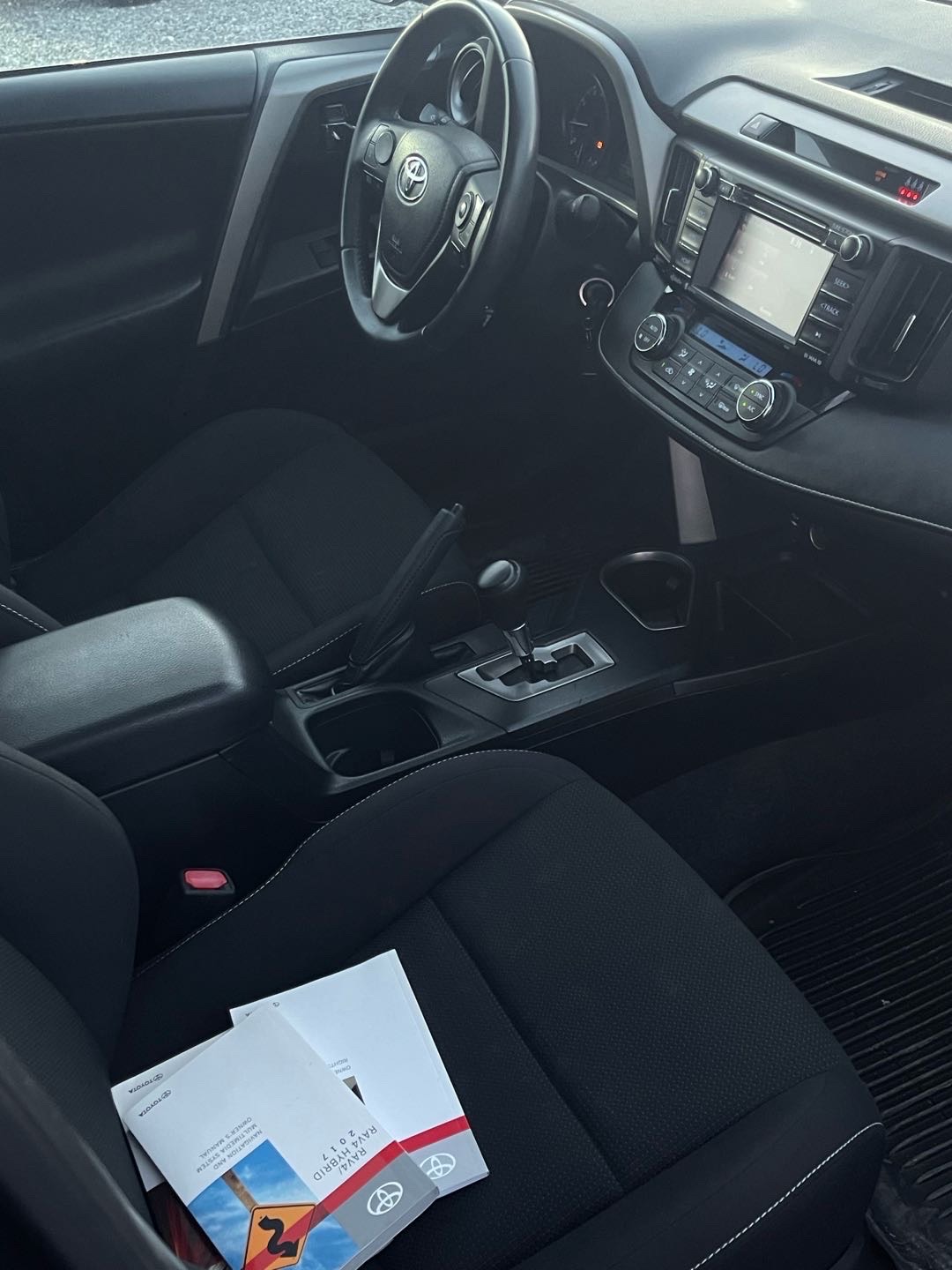 2017 Toyota Rav4 XLE thumbnail 3