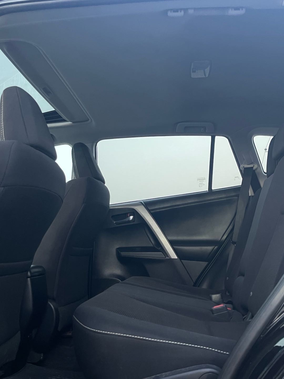 2017 Toyota Rav4 XLE thumbnail 4