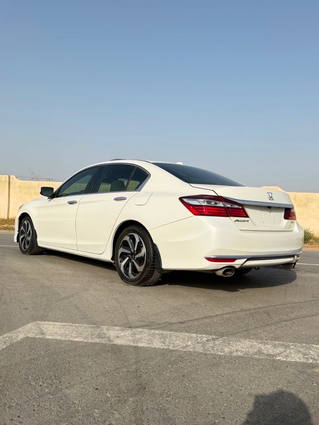 2017 Honda Accord EX-L thumbnail 3