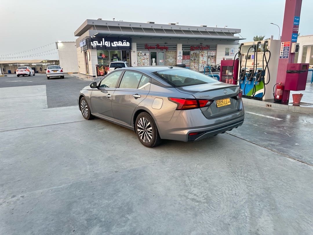 2023 Nissan Altima SV thumbnail 2