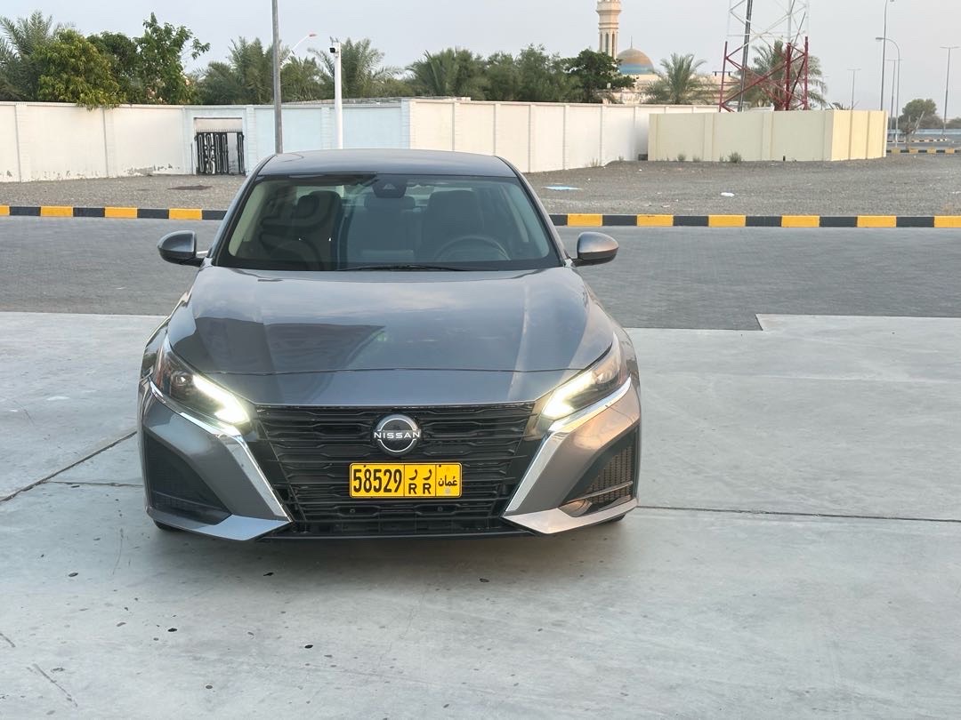 2023 Nissan Altima SV thumbnail 3