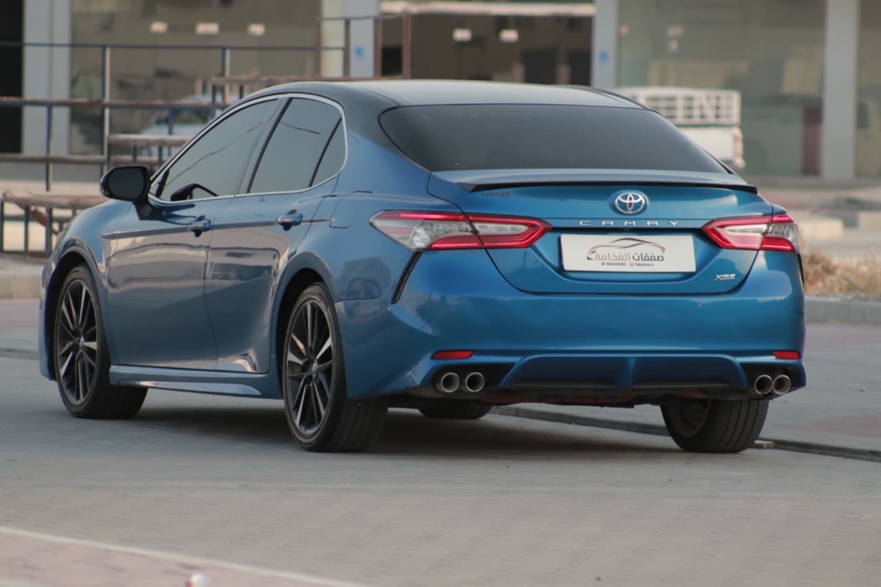 2018 Toyota Camry XSE thumbnail 3