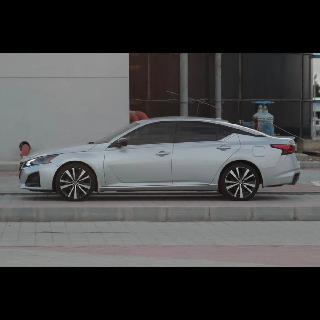 2022 Nissan Altima SR thumbnail 2