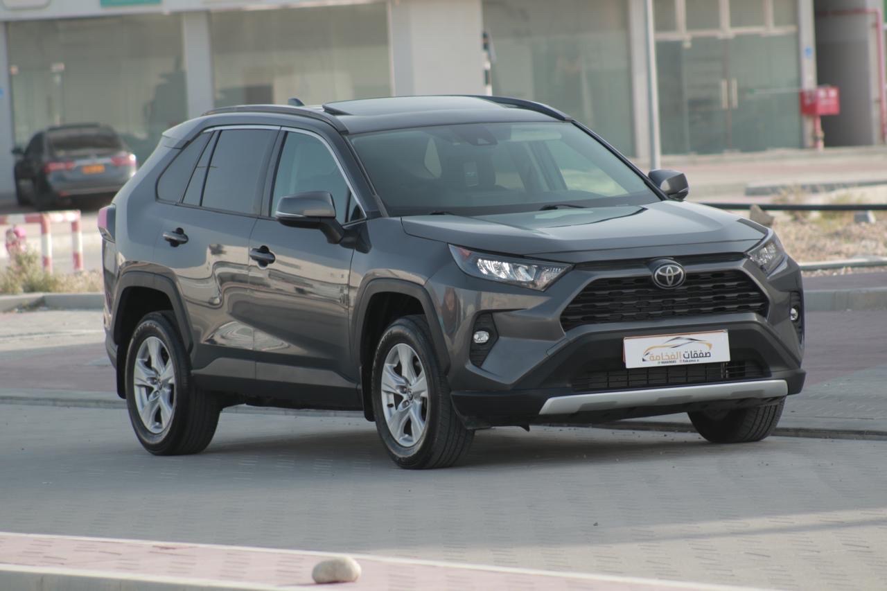 2019 Toyota Rav4 XLE thumbnail 2