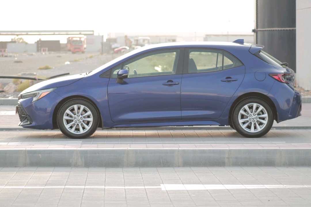 2023 Toyota Corolla SE thumbnail 3