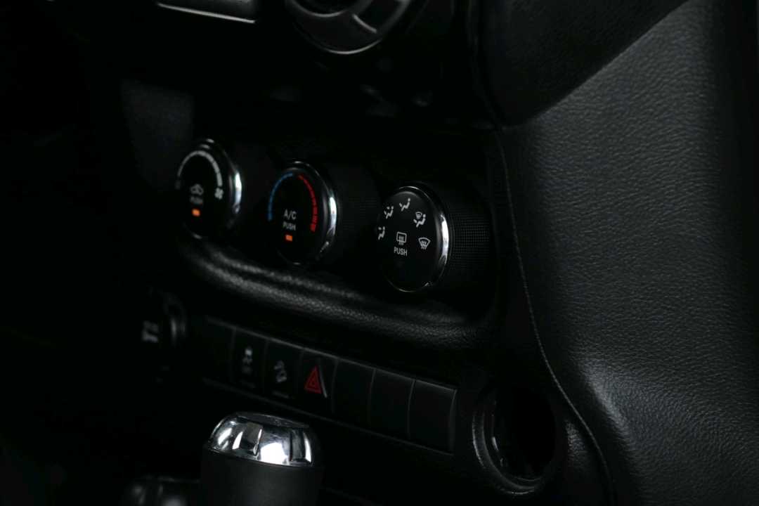 2015 Jeep Wrangler Sport thumbnail 11