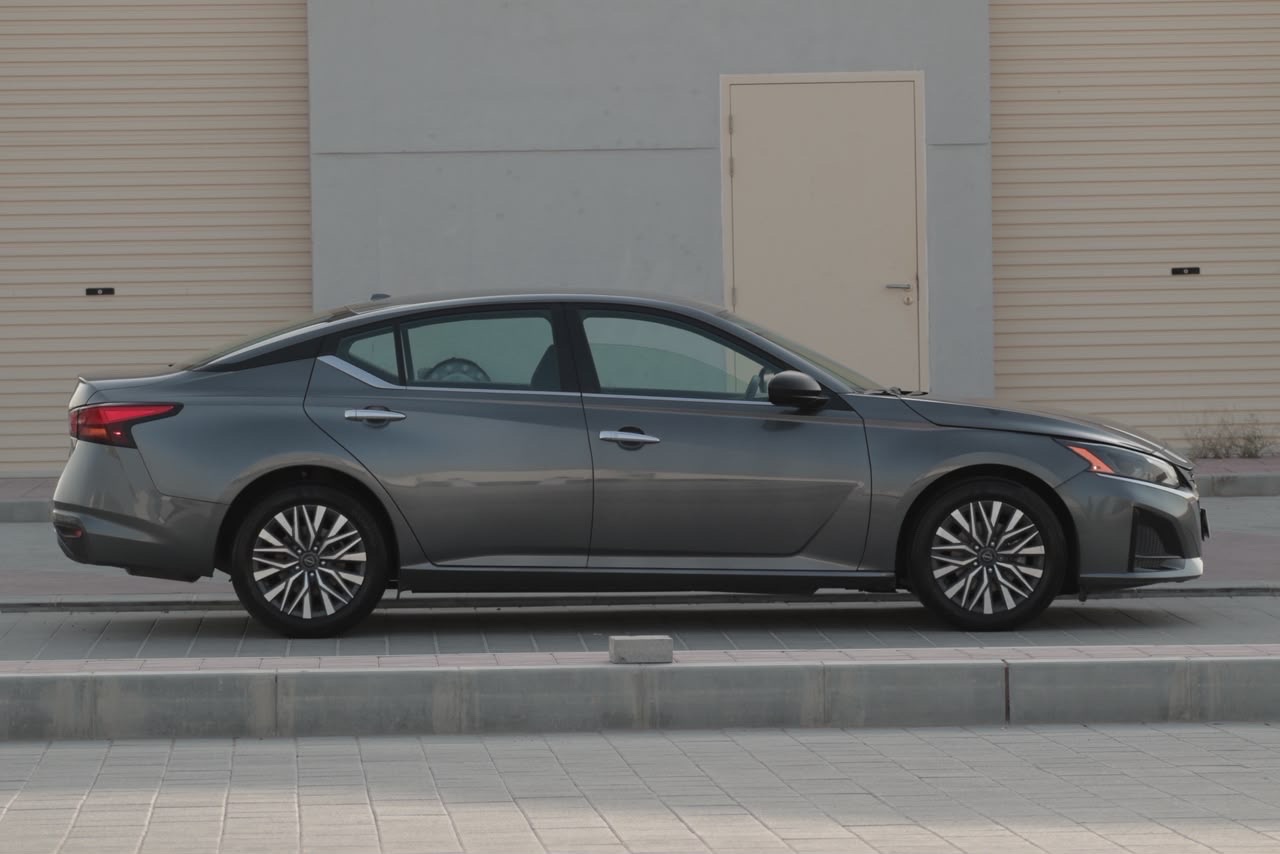 2025 Nissan Altima SV thumbnail 4