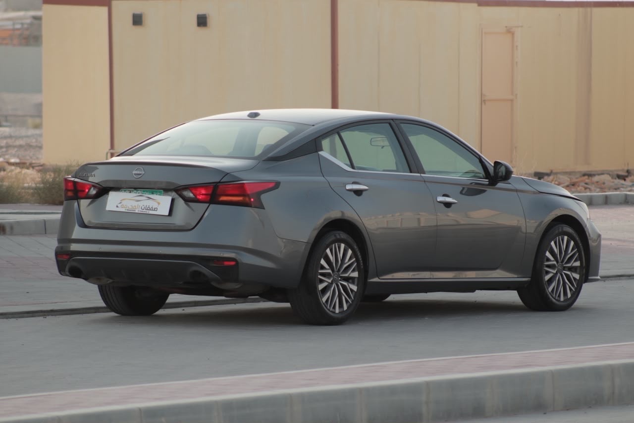 2025 Nissan Altima SV thumbnail 10