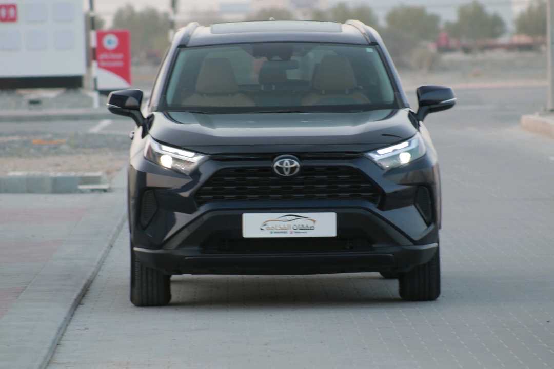 2025 Toyota Rav4 XLE thumbnail 3