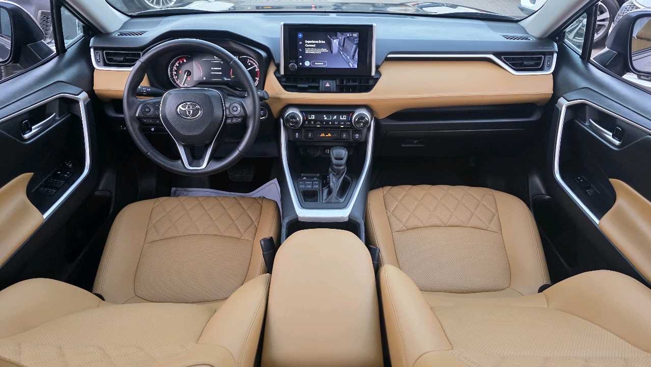 2025 Toyota Rav4 XLE thumbnail 4