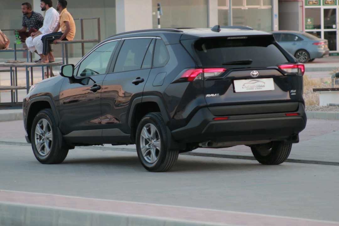 2025 Toyota Rav4 XLE thumbnail 7