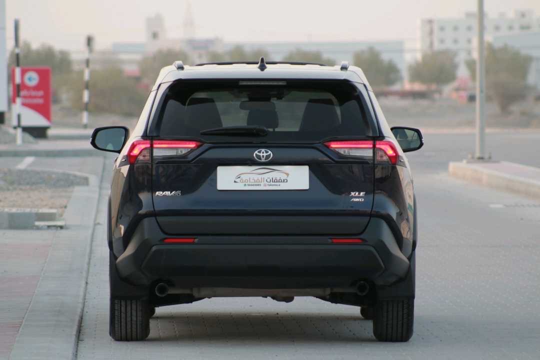 2025 Toyota Rav4 XLE thumbnail 9