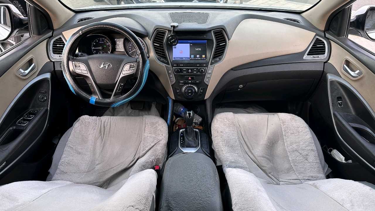 2017 Hyundai Santa Fe LT thumbnail 2