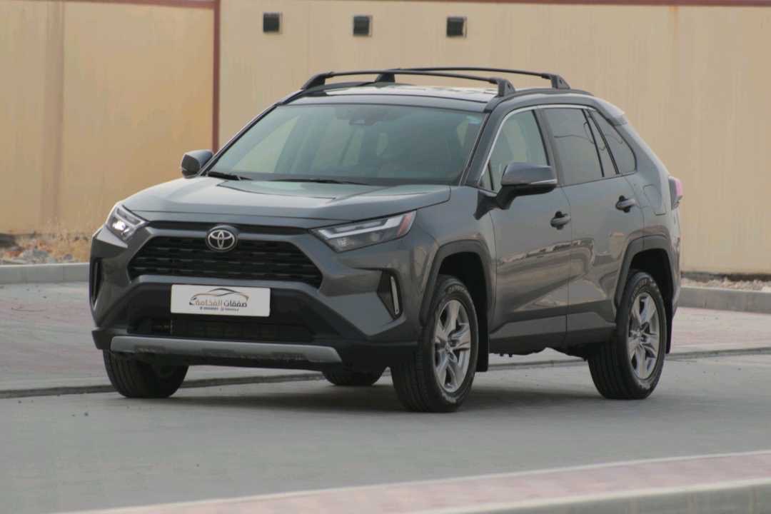 2023 Toyota Rav4 XLE thumbnail 2