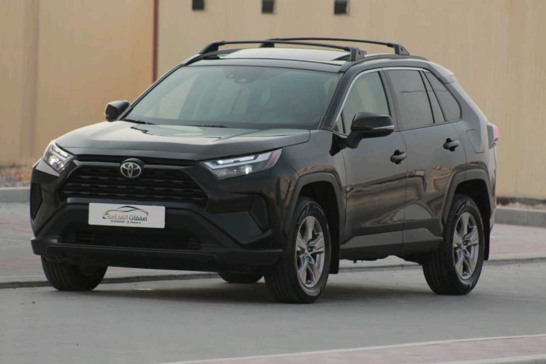 2023 Toyota Rav4 XLE thumbnail 2