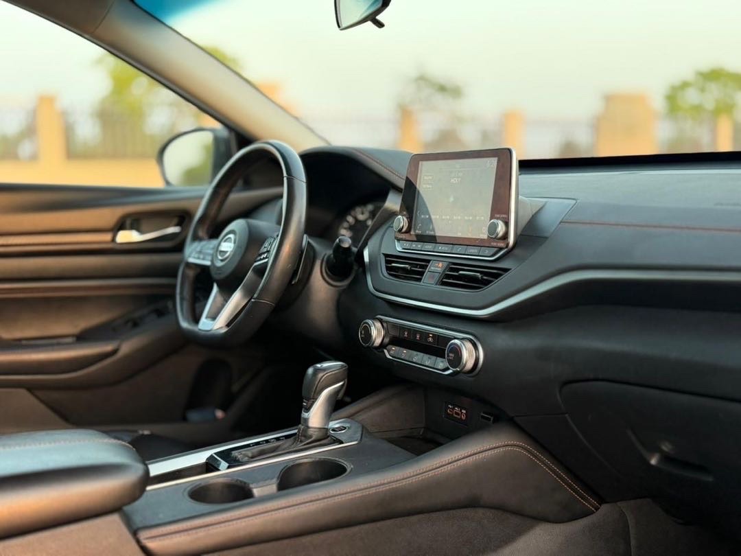 2021 Nissan Altima SR thumbnail 5