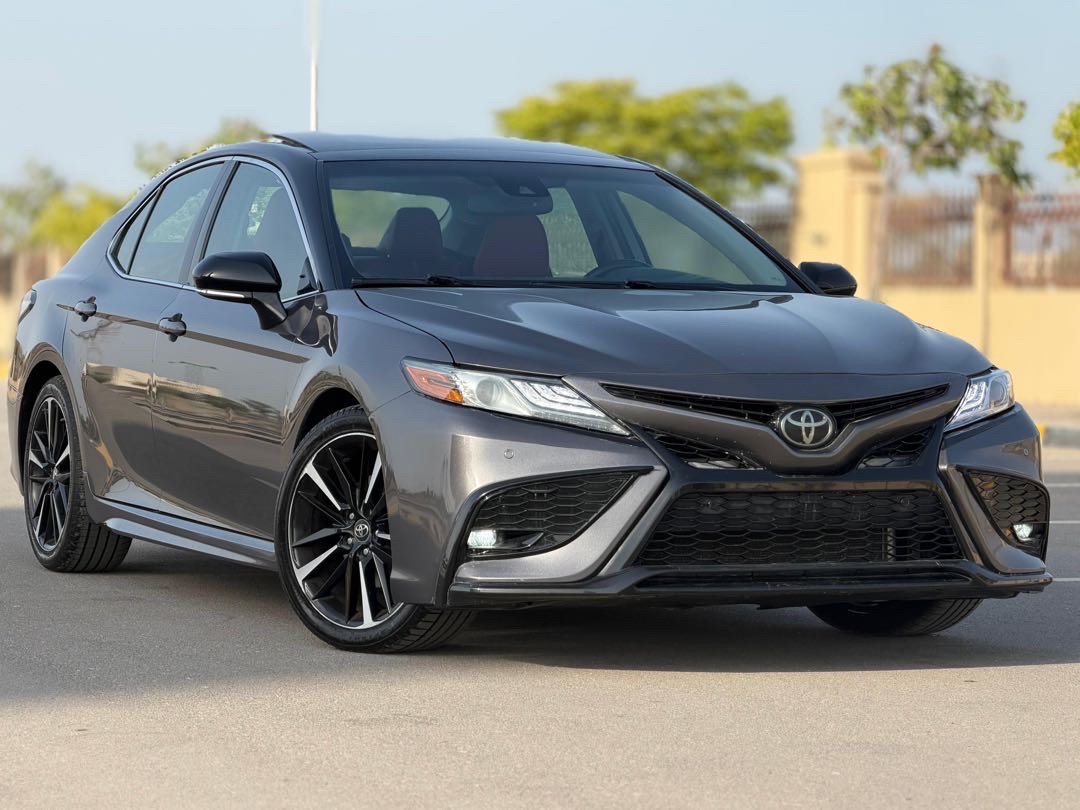 2018 Toyota Camry XSE thumbnail 3