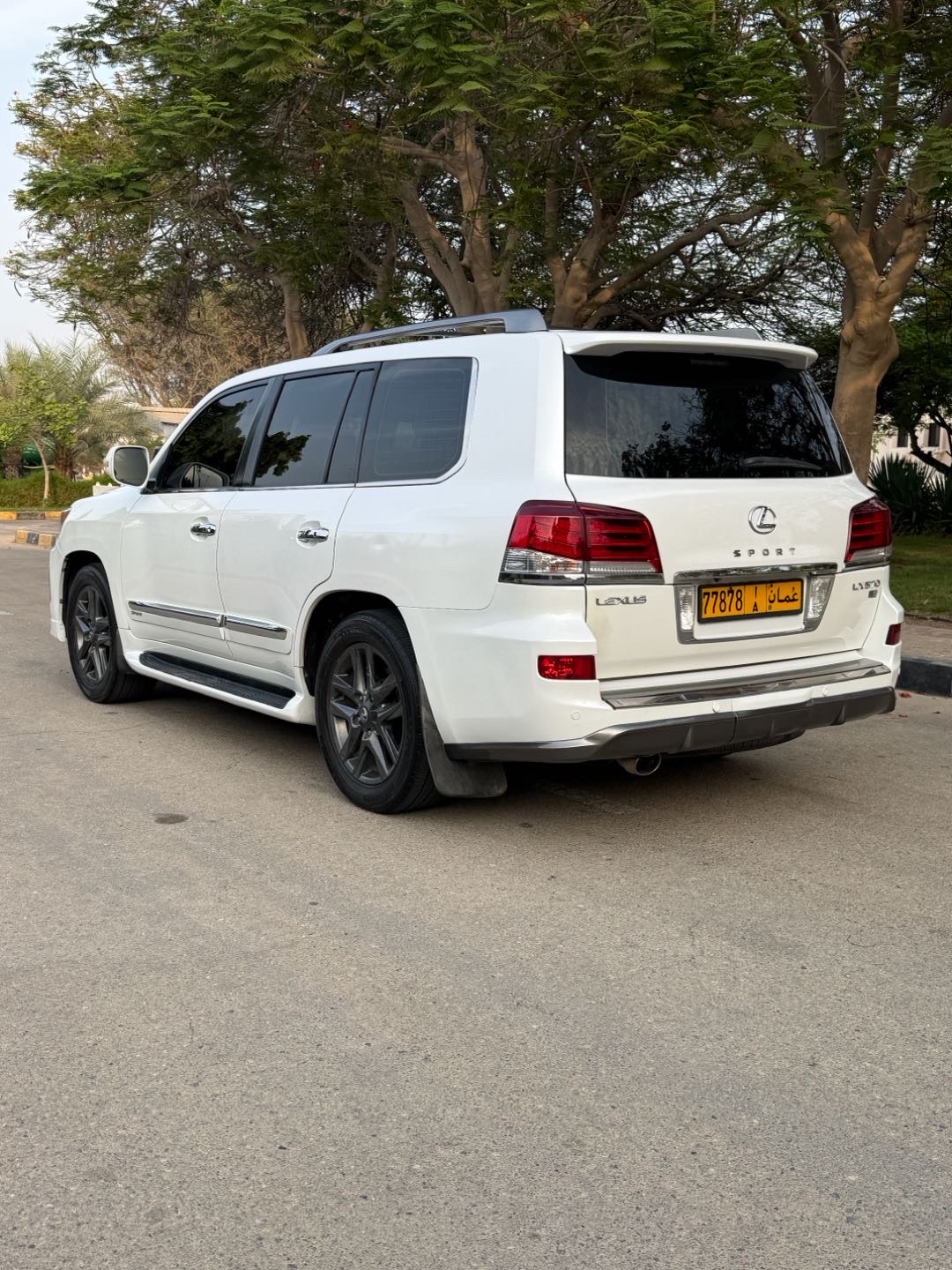 2009 Lexus LX 570 thumbnail 2