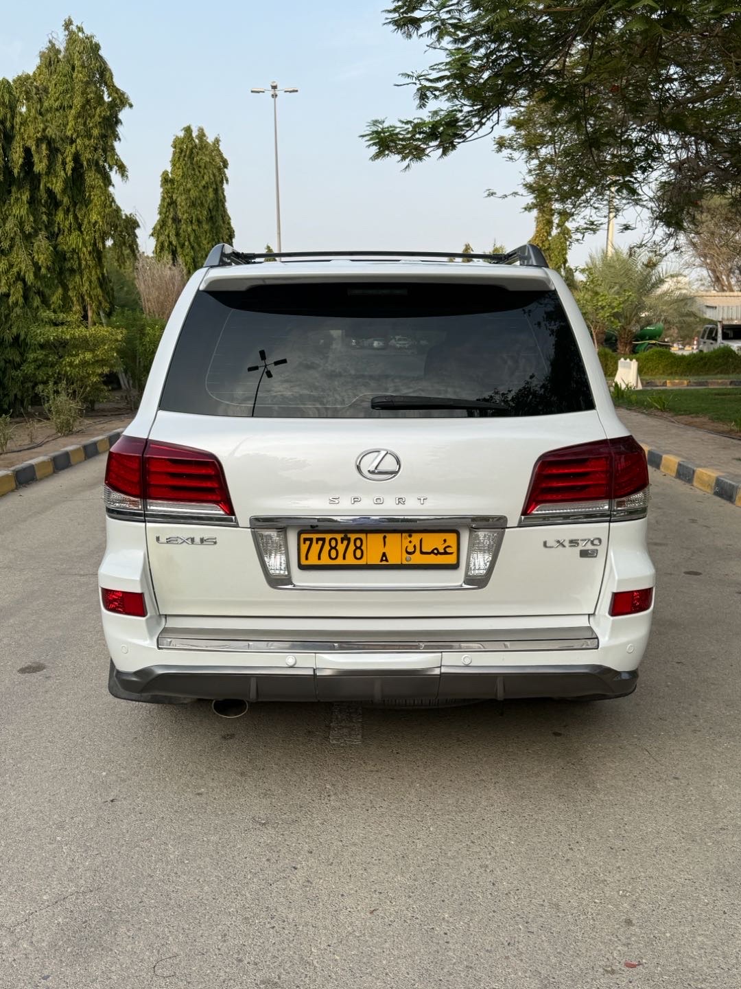 2009 Lexus LX 570 thumbnail 3