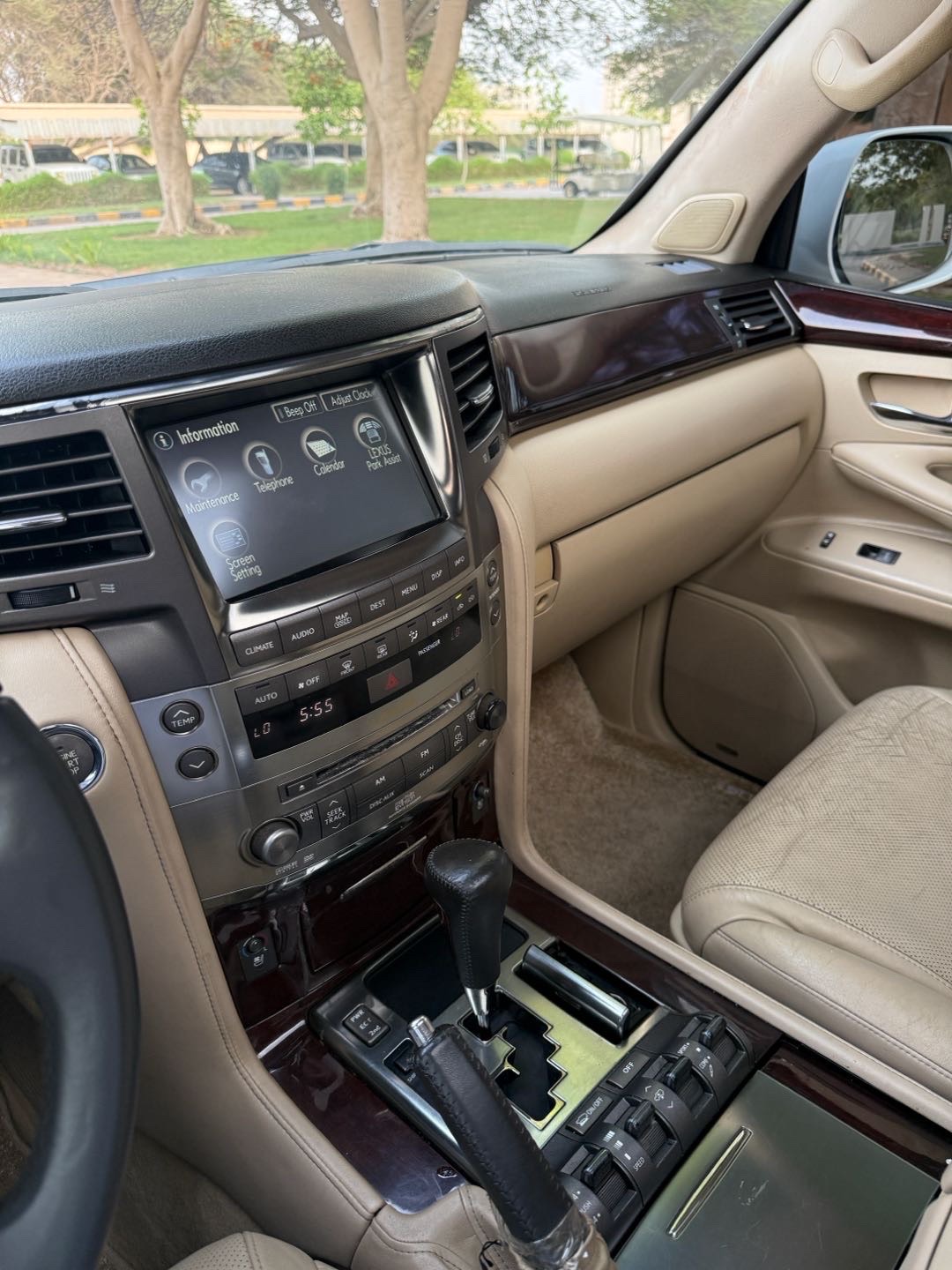 2009 Lexus LX 570 thumbnail 7