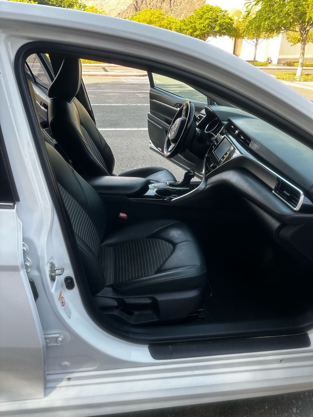 2018 Toyota Camry SE thumbnail 2