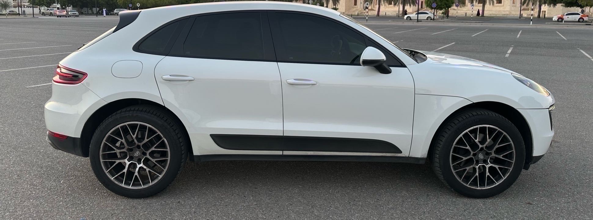 2017 Porsche Macan Base thumbnail 2