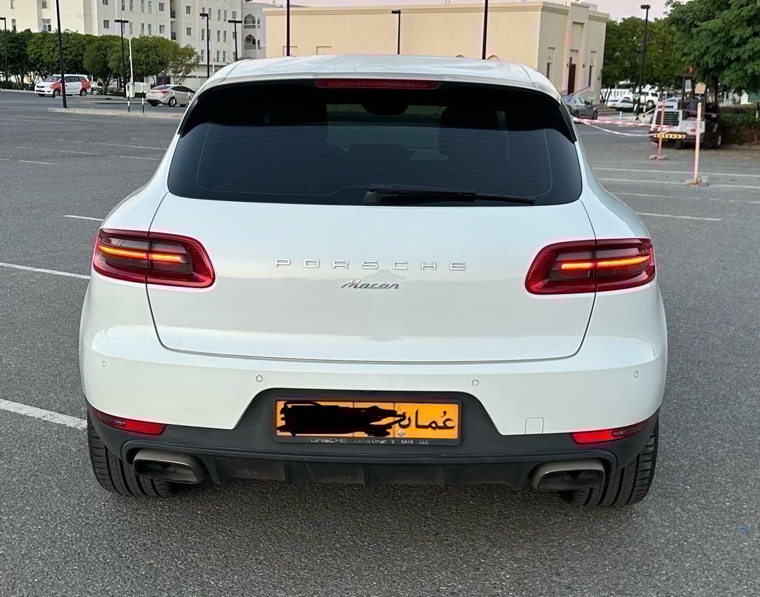 2017 Porsche Macan Base thumbnail 3