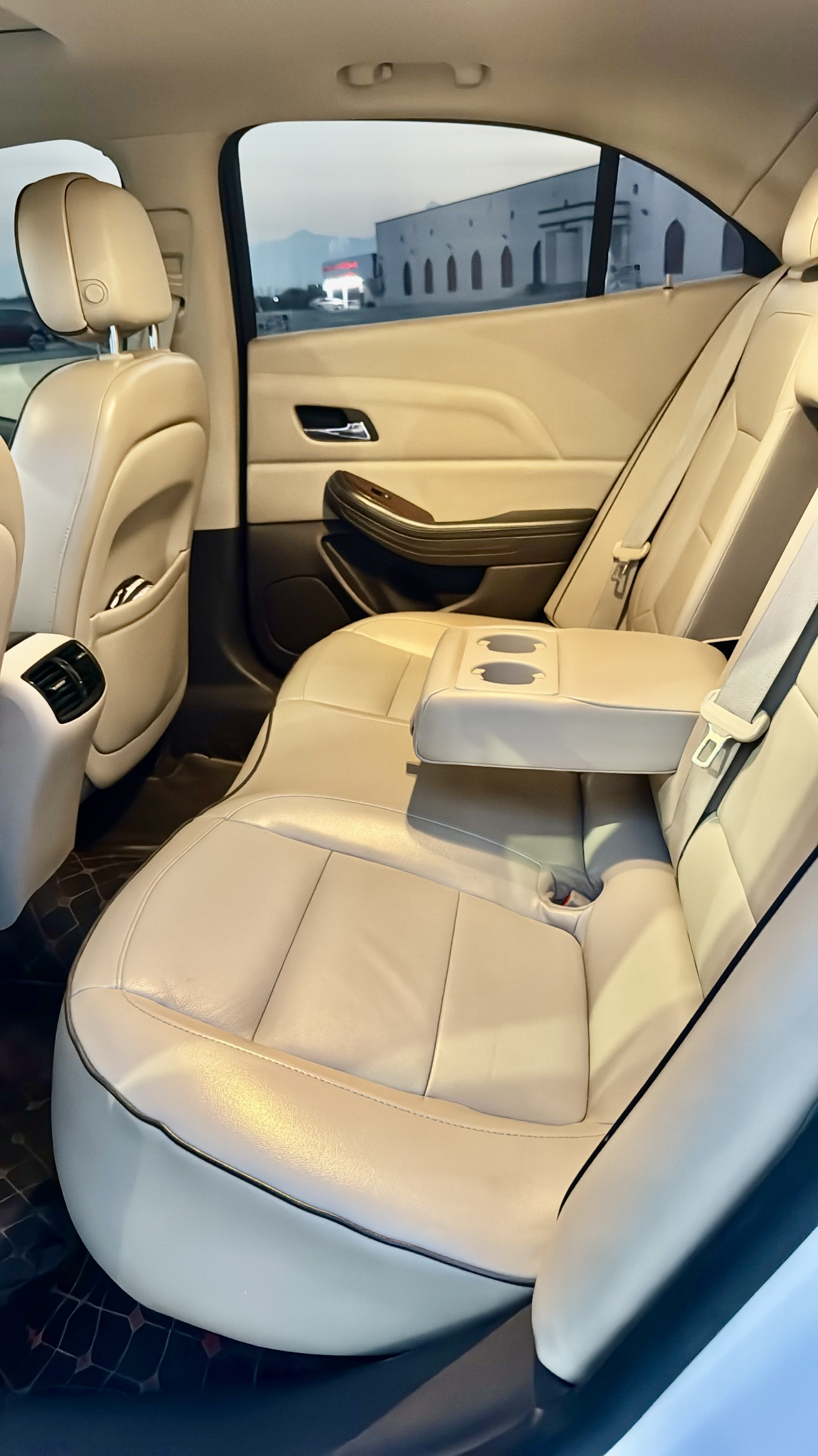 2016 Chevrolet Malibu LT thumbnail 2