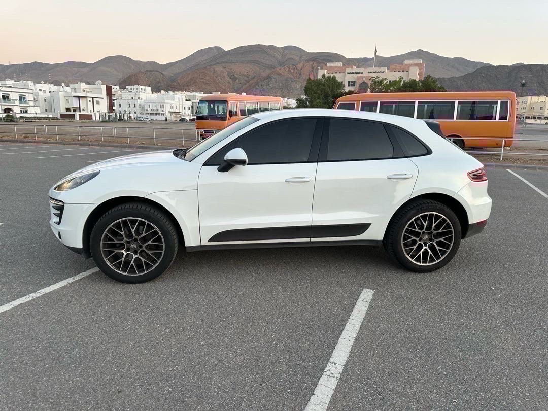 2017 Porsche Macan Base thumbnail 2