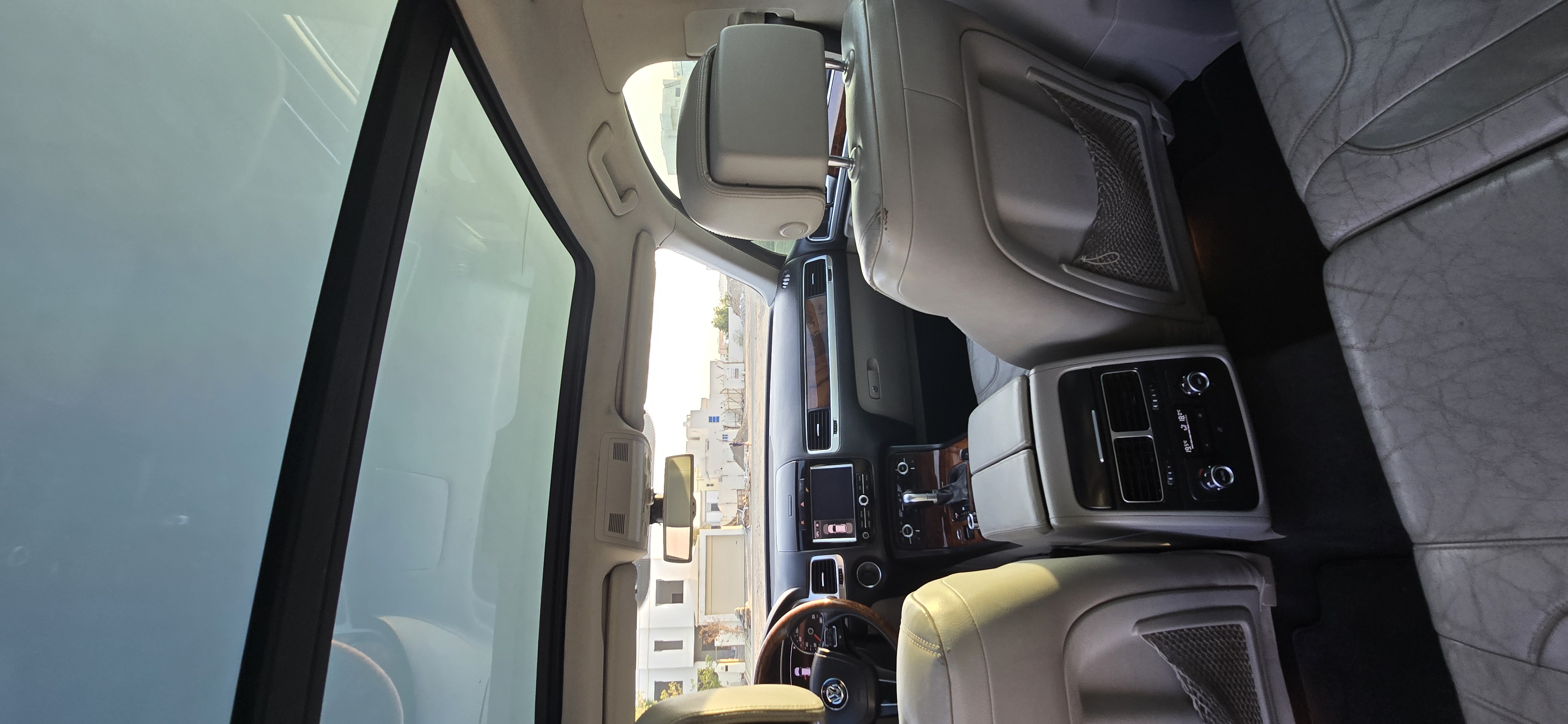 2012 Volkswagen Touareg Base thumbnail 4