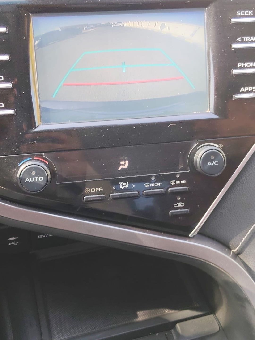 2018 Toyota Camry SE thumbnail 14
