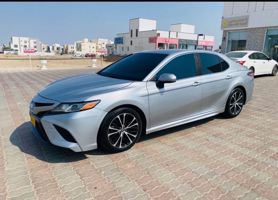 2020 Toyota Camry SE thumbnail 3