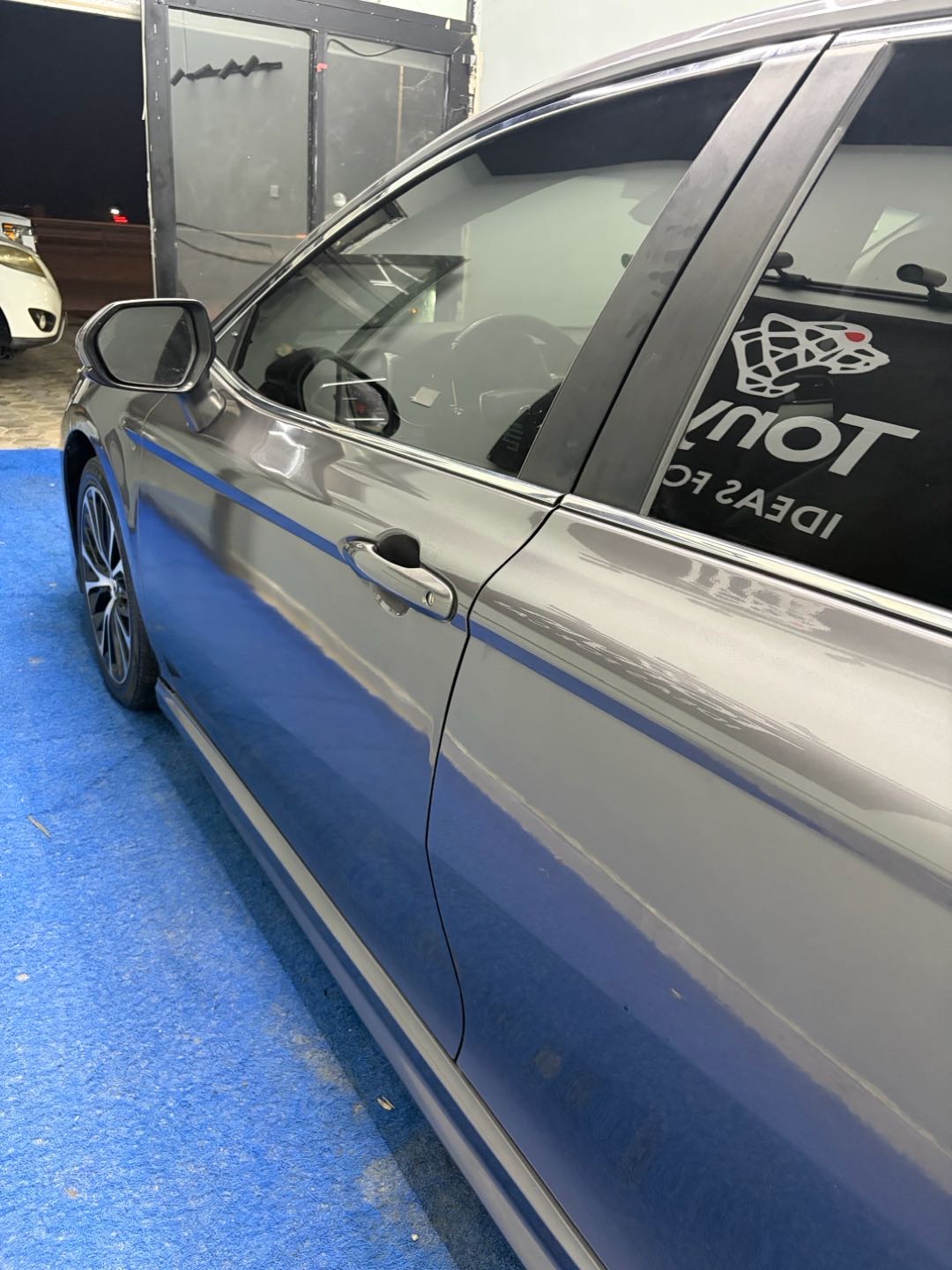 2018 Toyota Camry SE thumbnail 3