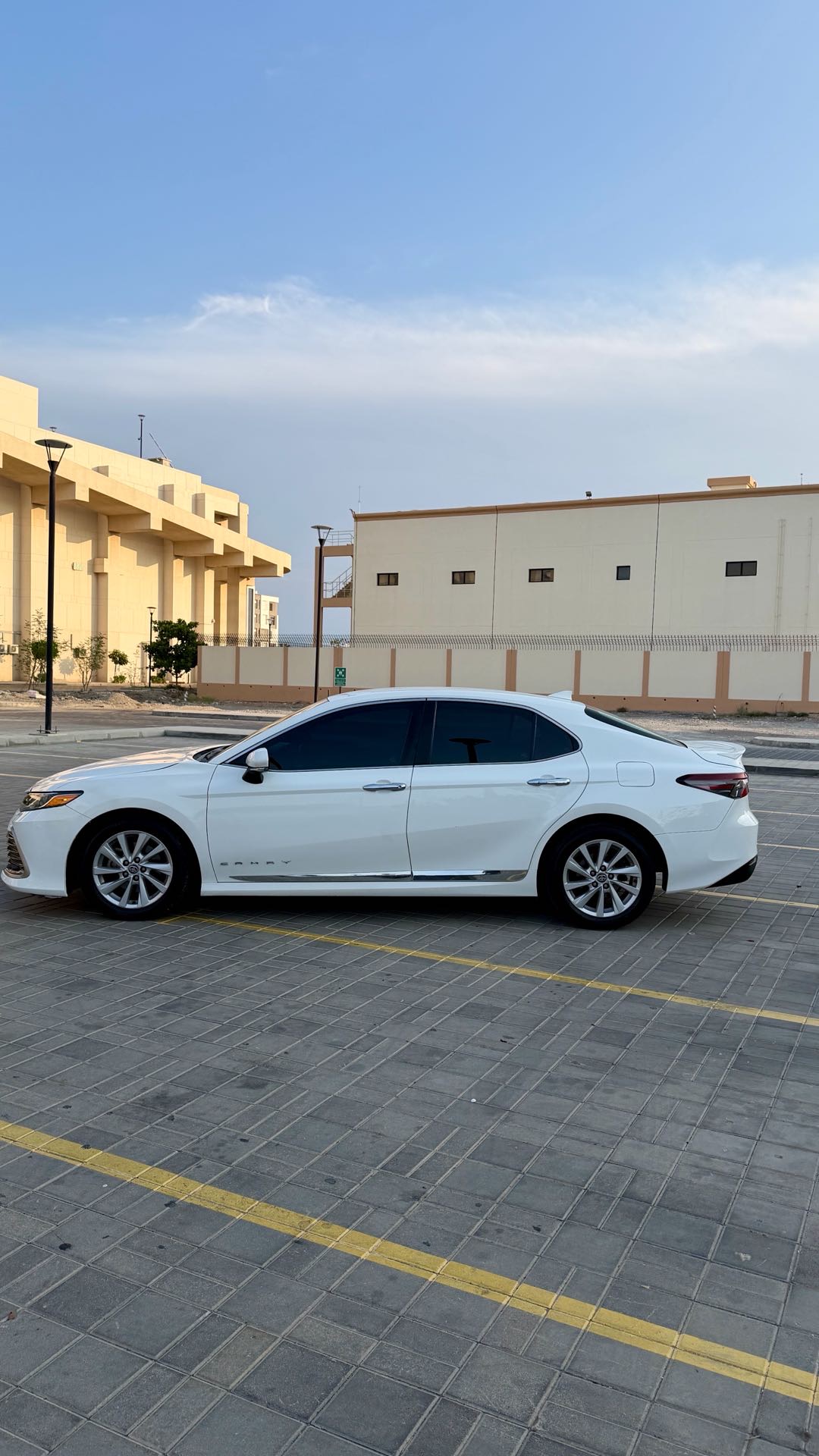 2021 Toyota Camry LE thumbnail 3