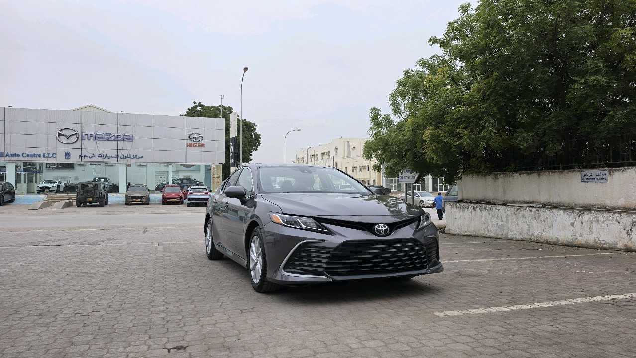 2022 Toyota Camry LE thumbnail 3