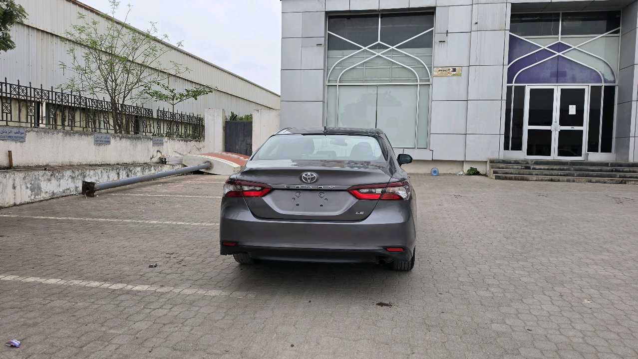 2022 Toyota Camry LE thumbnail 6