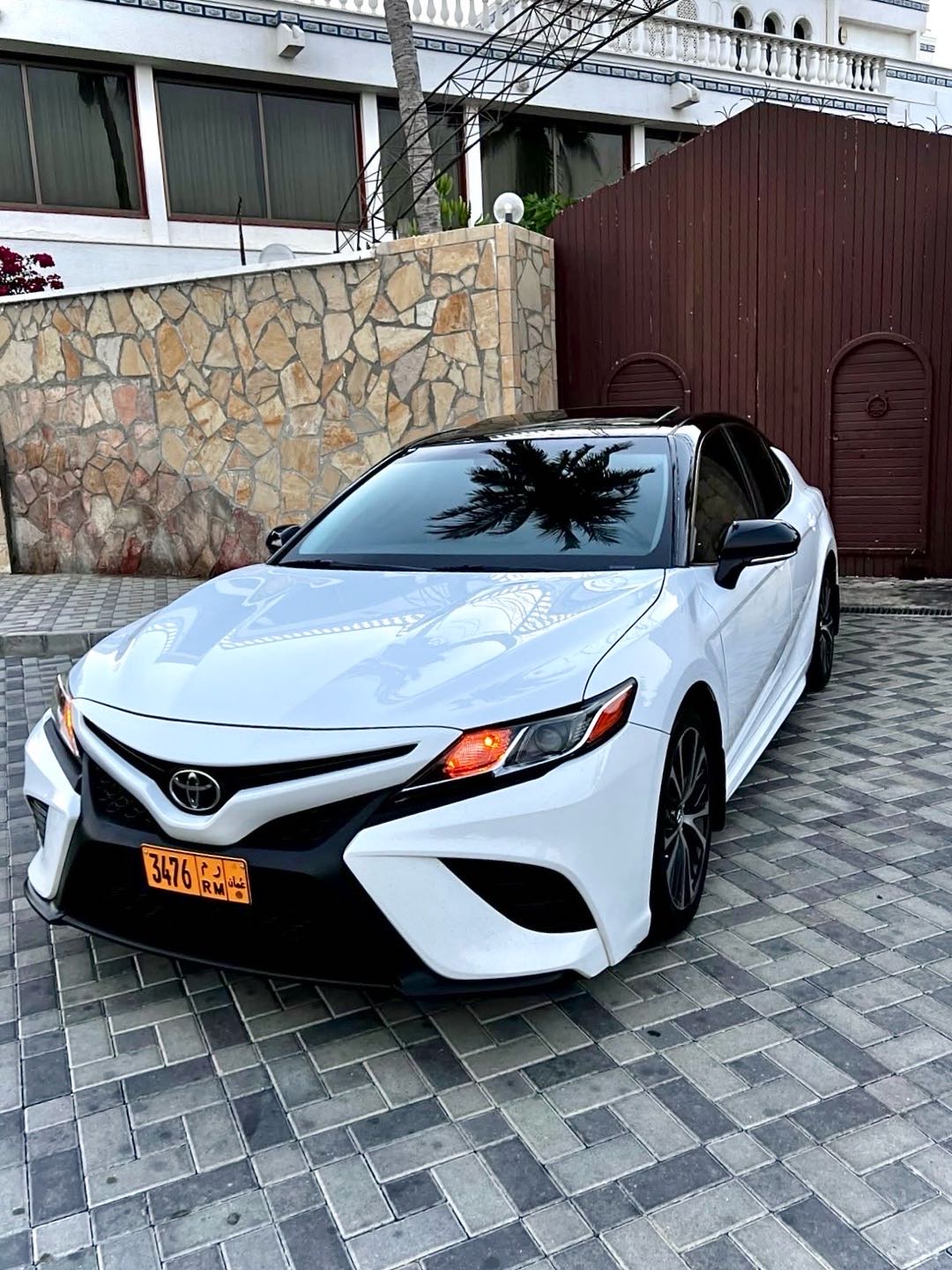 2018 Toyota Camry SE thumbnail 3