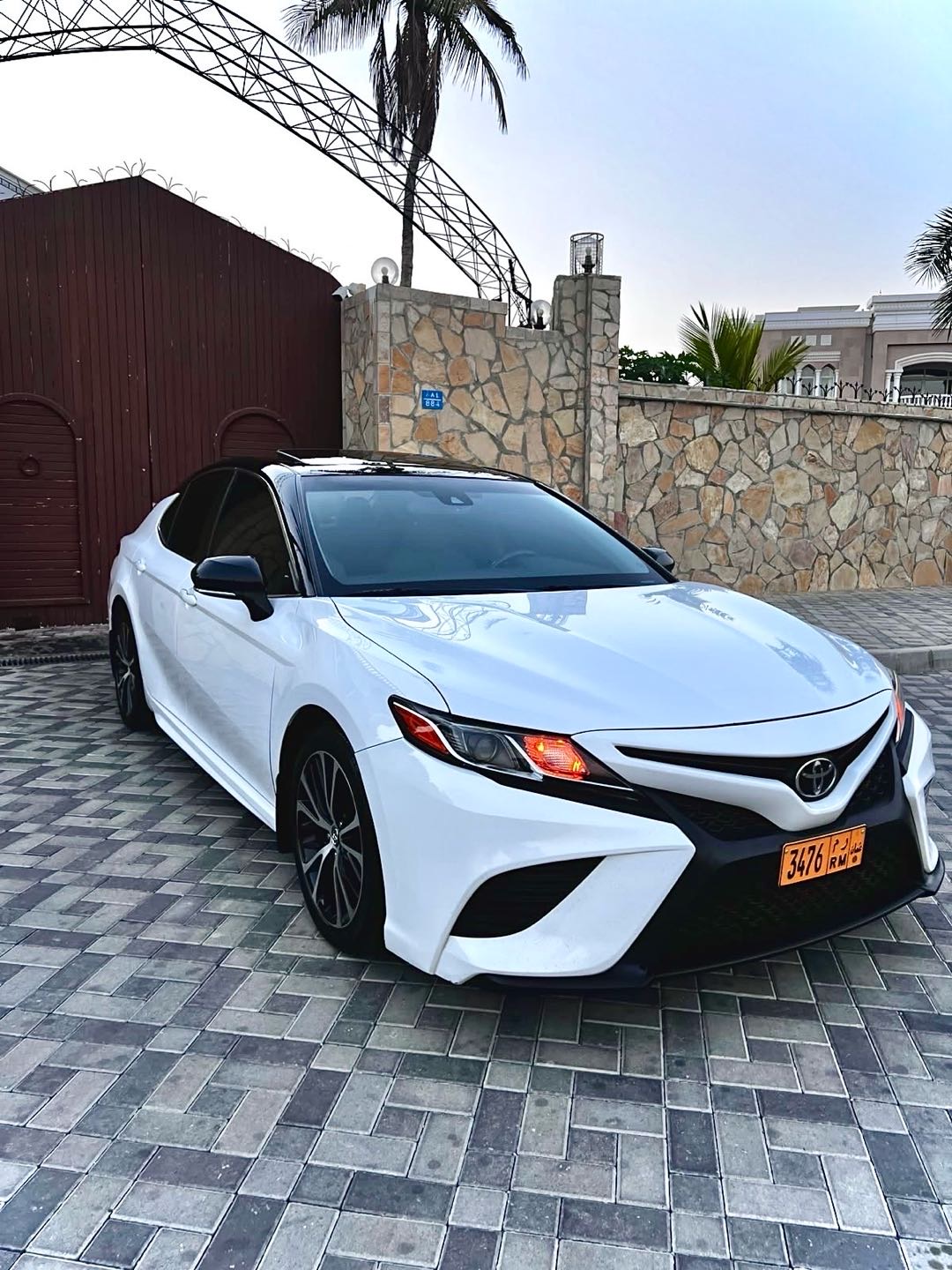 2018 Toyota Camry SE thumbnail 4