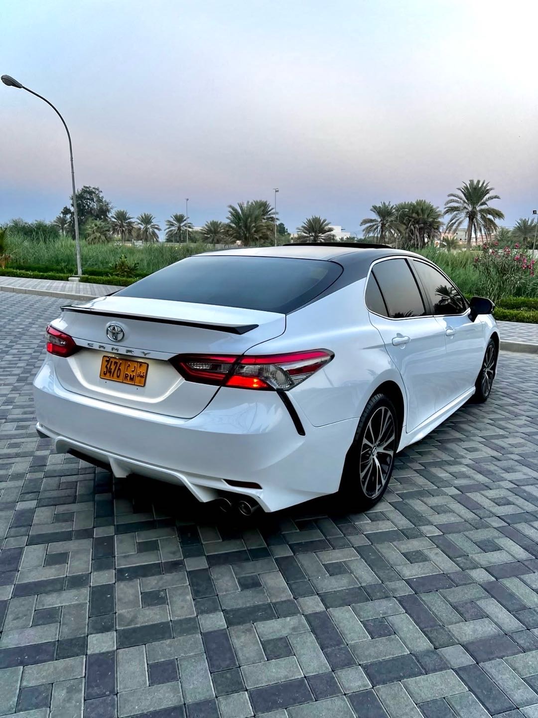 2018 Toyota Camry SE thumbnail 6