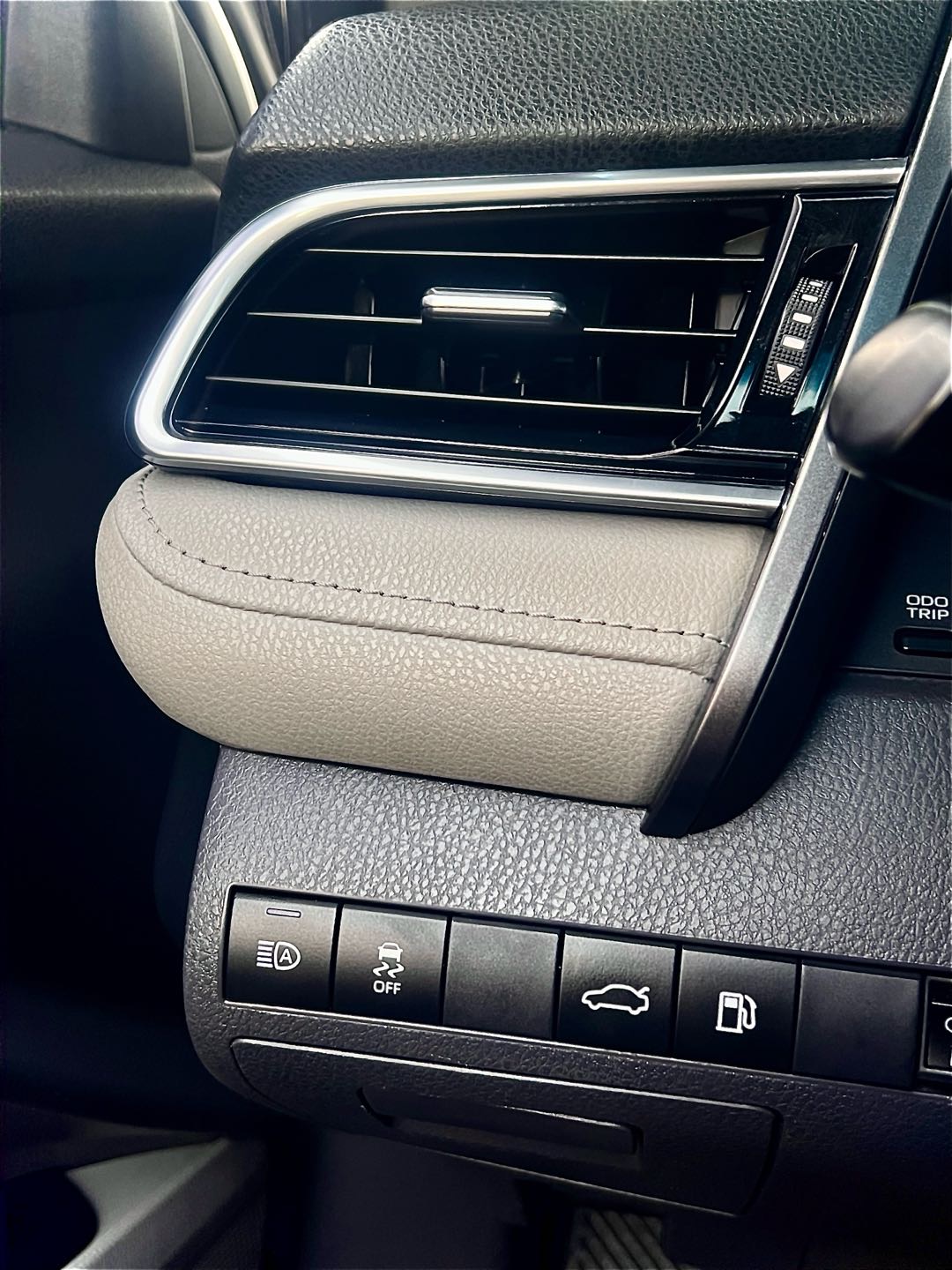 2018 Toyota Camry SE thumbnail 17