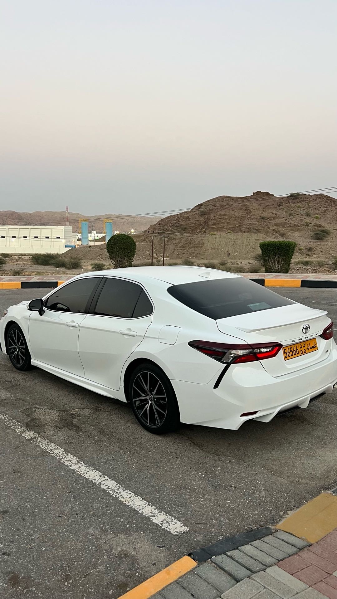 2021 Toyota Camry SE thumbnail 2