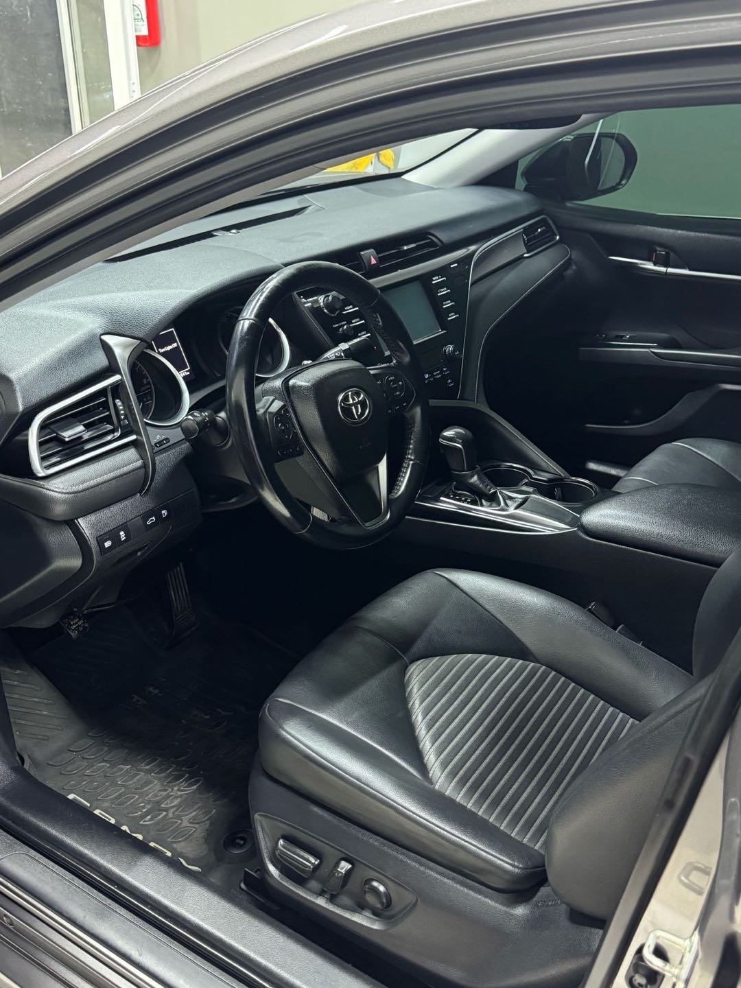 2018 Toyota Camry SE thumbnail 5